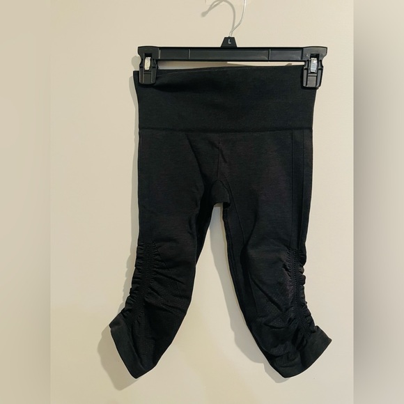 Lululemon Leggings Capri Ruched Scrunch Black Flow Crop Women’s Size 2 - Picture 3 of 4
